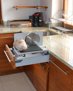 Krajalnica chowana w szufladzie pod blatem przydaje się jedynie podczas przyjęć. Na co dzień wymaga ciągłego sprzątania