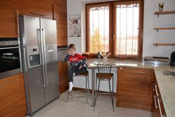 Blat obejmuje parapety okien i tworzy stolik do jedzenia