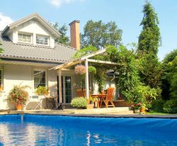 Boczny taras skierowany jest na południowy-wschód. Cztery lata po przeprowadzce stanęła tu drewniana pergola z dachem pokrytym płytami poliwęglanu. To była świetna inwestycja