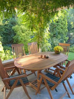 W lecie pergolę zacienia glicynia. Aby jej pędy utworzyły zielony dach, na słupach podporowych położono dwa przęsła ogrodzeniowe. W zimie widać tylko ich rysunek bezlistnych gałęzi, a do salonu wpada więcej światła