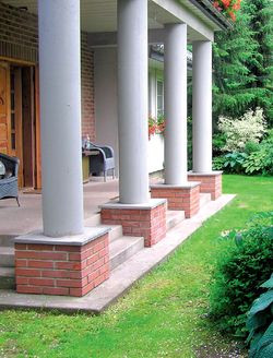 Na tarasie-ganku panuje głęboki cień. Płytę z betonu na razie tylko pomalowano specjalną farbą. Taka posadzka nie jest śliska i kłopotliwa w pielęgnacji