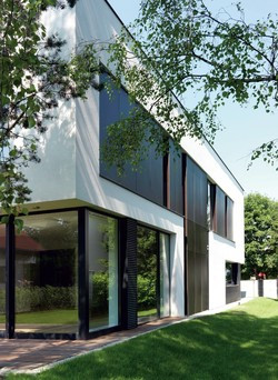 Wkomponowanie domu w istniejącą już okoliczną zabudowę było trudnym zadaniem – podkreśla Mirosław Jednacz