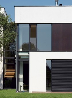 Wkomponowanie domu w istniejącą już okoliczną zabudowę było trudnym zadaniem &#8211; podkreśla Mirosław Jednacz