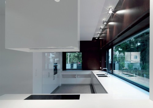 Duża ilość przeszkleń sprawia, że dom w ciągu dnia niemal zawsze wypełniony jest naturalnym światłem