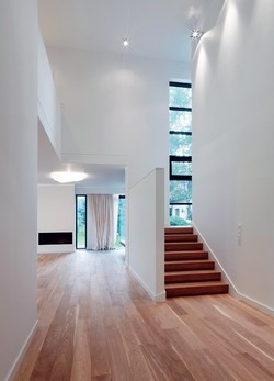 Ważnym elementem projektu jest dwupoziomowa przestrzeń