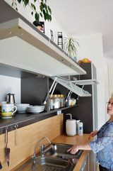 Właścicielka ma 155 cm wzrostu, więc blaty są na wysokości 85 cm, niżej niż się zaleca. Górne szafki mają uchylne fronty i hydrauliczne zawiasy