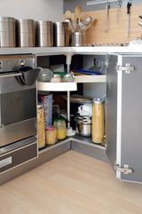 Karuzela w narożnej szafce niestety nie jest wyciągana. Dzieci mają kłopot z obsługą składanych drzwi, które szybko się zepsuły