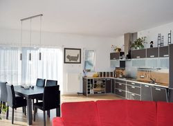 Kuchnia jest połączona z jadalnią i salonem. Właścicielka lubi symetrię, więc zastosowała duże podziały na frontach szafek kuchennych