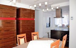 Kuchnię i jadalnię przedziela półwysep. W fornirowanych drewnem amazuke szafach w jadalni trzyma się naczynia. Brakuje jeszcze odpowiedniego stołu