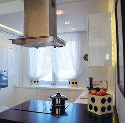 Projekt szczegółowy oświetlenia kuchni przewidział oświetlenie górne, podblatowe, ledowe i pod okapem