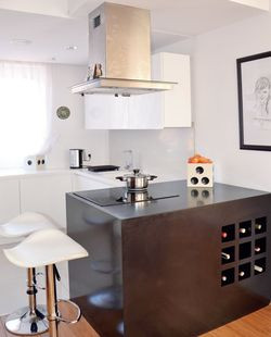 Płyta indukcyjna znajduje się na półwyspie wykończonym materiałem Kerock w czarnym kolorze