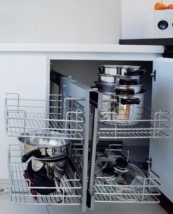 Bardzo dobrze sprawdzają się kosze wysuwane z narożnika przy półwyspie