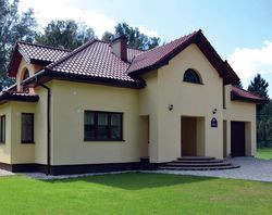 Formę ganku właścicielka podpatrzyła we francuskim czasopiśmie. Murowany podcień przypadł jej bardziej do gustu niż tradycyjne dworkowe kolumny. Zastosowała półokrągłe schody, przełamujące liczne prostokątne podziały bryły domu. Wykończyła je płytami z betonu imitującymi piaskowiec