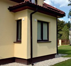 Wykusz doprojektowano dopiero w trakcie budowy domu. Urozmaicił boczną elewację. Architekci proponowali zbudowanie nad nim balkonu. Właściciele odrzucili ten pomysł. Poprosili za to o bardzo solidne zaizolowanie dachu nad wykuszem