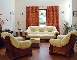 Na obu kondygnacjach zastosowano podgrzewane podłogi. Nawet w kąciku wypoczynkowym są wykończone terakotą. Właściciele martwili się, że salon będzie za mały. Lekarstwem okazało się wysokie sklepienie, światło padające z góry przez okna połaciowe oraz widok na ogród przez szerokie wyjście tarasowe