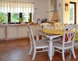 Mimo że w projekcie kuchnia była oddzielona ścianą, właściciele zrezygnowali z niej podczas budowy. Uznali, że zabierze przestrzeń i światło. Zdecydowali się natomiast na dobudowanie wykuszu, w którym urządzili jadalnię. Z obu zmian są bardzo zadowoleni