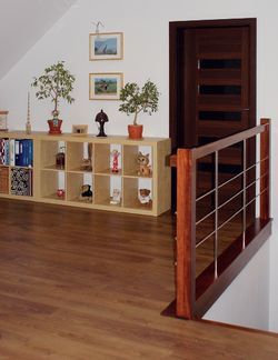 Do pomieszczenia nad garażem w domu Małgorzaty i Rafała można wejść bezpośrednio z górnego holu. W pierwotnym projekcie jeden z pokoi miał charakter przejściowy. – Zmniejszyliśmy go jednak i zamieniliśmy na garderobę – mówi Rafał. – Tak jest zdecydowanie lepiej