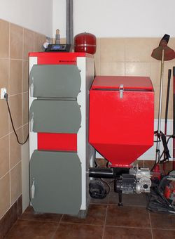 Kocioł na groszek znajduje się w pomieszczeniu na tyłach garażu. Dzięki temu do domu nie przedostają się nieprzyjemne zapachy