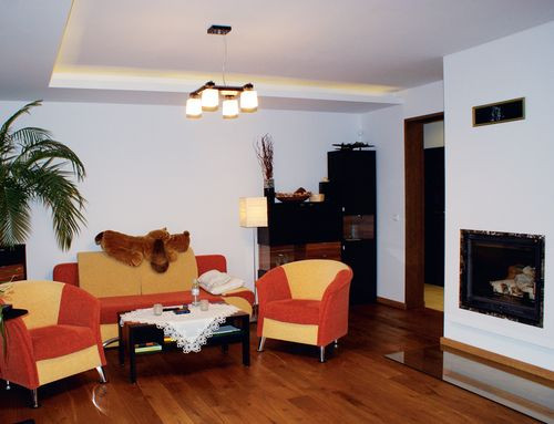 Kominek w salonie pełni funkcję czysto rekreacyjną. Nie ma płaszcza wodnego ani rozprowadzenia ciepłego powietrza do innych pomieszczeń