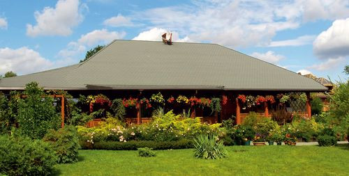 Taras znajduje się wzdłuż całej elewacji frontowej. Ma 16,50 m długości oraz widok na całą działkę. To duma właścicielki