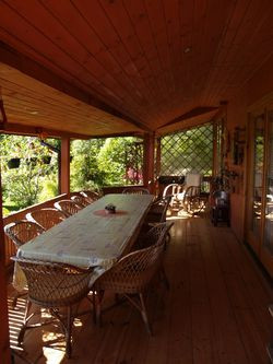 Barierka o wysokości 85 cm daje użytkownikom bezpieczeństwo. W miejscu gdzie stoi stół taras ma szerokość 3,5 m. Odległość do kuchni wynosi 7 m