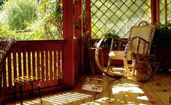 Na bocznych ścianach zamocowano płyty poliwęglanu. Skutecznie chronią taras przed przeciągami i zacinającym deszczem