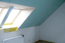 Podniesiona ścianka kolankowa na piętrze