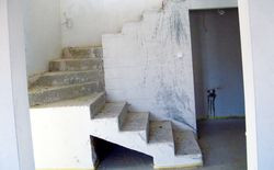 Przedłużenie schodów o jeszcze jeden bieg (patrz rzut parteru &#8211; przyp. red.) sprawia, że stopnie stają się niższe i szersze &#8211; bardziej przyjazne dla domowników