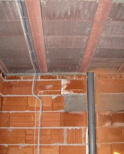 Rurę kanalizacyjną, przebiegającą przez mały pokój na parterze można ukryć, ale trzeba podjąć odpowiednie kroki już na wczesnym etapie budowy