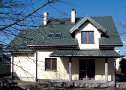 Większość inwestoru rezygnuje z fantazyjnego tarasu na rzecz rozwiązania znacznie prostszego &#8211; czasami z dodatkowym zadaszeniem, a czasami bez