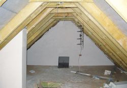 Podniesienie ścianki kolankowej pozwala urządzić nad poddaszem użytkowym całkiem spore i, co ważne, wysokie pomieszczenie strychowe