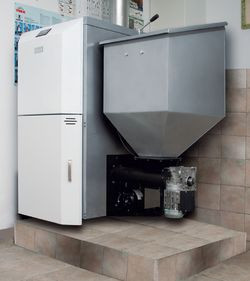 Kocioł na pellety z zasobnikiem i podajnikiem paliwa