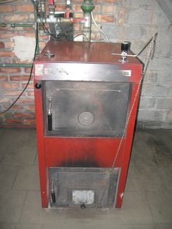 Drzwiczki do kotła są duże, więc łatwo umieścić w nim spore kawałki drewna