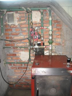 Kocioł nie zajmuje dużo miejsca, stoi w piwnicy pod schodami