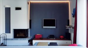 Podświetlona ściana lśni tysiącem drobnych pyłków