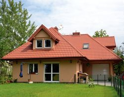 W projekcie taras znajdował się we wnęce w zachodnim narożniku budynku. Właściciele zabudowali wnękę murami powiększając jadalnię, a taras umieścili przy frontowej elewacji, w miejscu okna. Ze względów bezpieczeństwa i dla izolacji cieplnej zamontowali zewnętrzne rolety