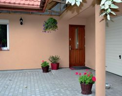 W wyjściowym projekcie garaż miał tylko 16 m2 powierzchni. Właściciele powiększyli go kosztem kotłowni. Przesunęli jedną ze ścian i uzyskali w garażu powierzchnię 24 m2. Bardzo się to przydaje. Podcień i długi okap dachu osłaniają drzwi wejściowe i garażowe przed deszczem