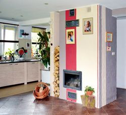 Żeliwny wkład na parterze wspomaga ogrzewanie gazowe. Otwarta kuchnia i połączone pomieszczenia dzienne pozwalają na przebywanie w rodzinnym gronie &#8211; mówią właściciele. &#8211; Kamienne podgrzewane podłogi sprawdzają się na wsi. Powinny być jednak gładkie, a nie chropowate, gdyż inaczej brud trudniej jest usunąć