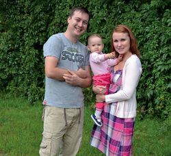 Ula i Rafał z Zuzią. &#8211; Uczymy się utrzymywać dom. Kiedy w zimie rachunek za gaz wynosi 1600 zł, prosimy gazownię o rozłożenie płatności na raty. Obciążają nas raty kredytu i drogie koszty dojazdu. Przed powrotem do miasta powstrzymuje nas możliwość wypoczynku po pracy w ciszy, w ogrodzie