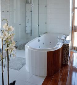 W małżeńskiej łazience obok prysznica znajduje się wanna