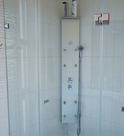 Kabina natryskowa ze szkła, bez brodzika nie tworzyła kompletu z panelem hydromasażowym