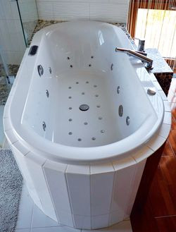 Wanna z hydromasażem obudowana została płytkami ceramicznymi. Brakuje w niej zagłówków