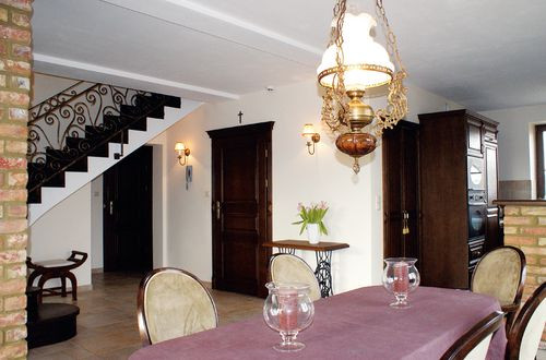 Jadalnia w domu Agnieszki i Jerzego jest połączona z kuchnią, salonem i holem