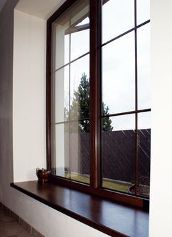 Zamocowanie ram okiennych w ociepleniu sprawiło, że wewnętrzne parapety są bardzo szerokie