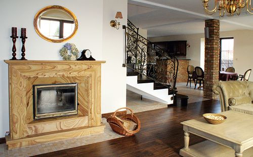 Przestrzeń na parterze jest rozdzielona ceglanym barkiem i słupami konstrukcyjnymi