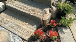 W jaki sposób wykończyć schody i ścieżki ogrodowe płytami imitującymi drewno?