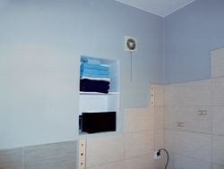 Ściany w łazience pomalowano farbą lateksową