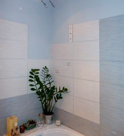 Na ścianie przy wannie płytki zostały ułożone tylko do wysokości 2 m