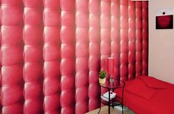 Tapeta flizelinowa imitująca skórę przyklejona na jednej ścianie w sypialni