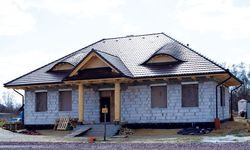 Architektura domu nawiązuje do staropolskiego dworu